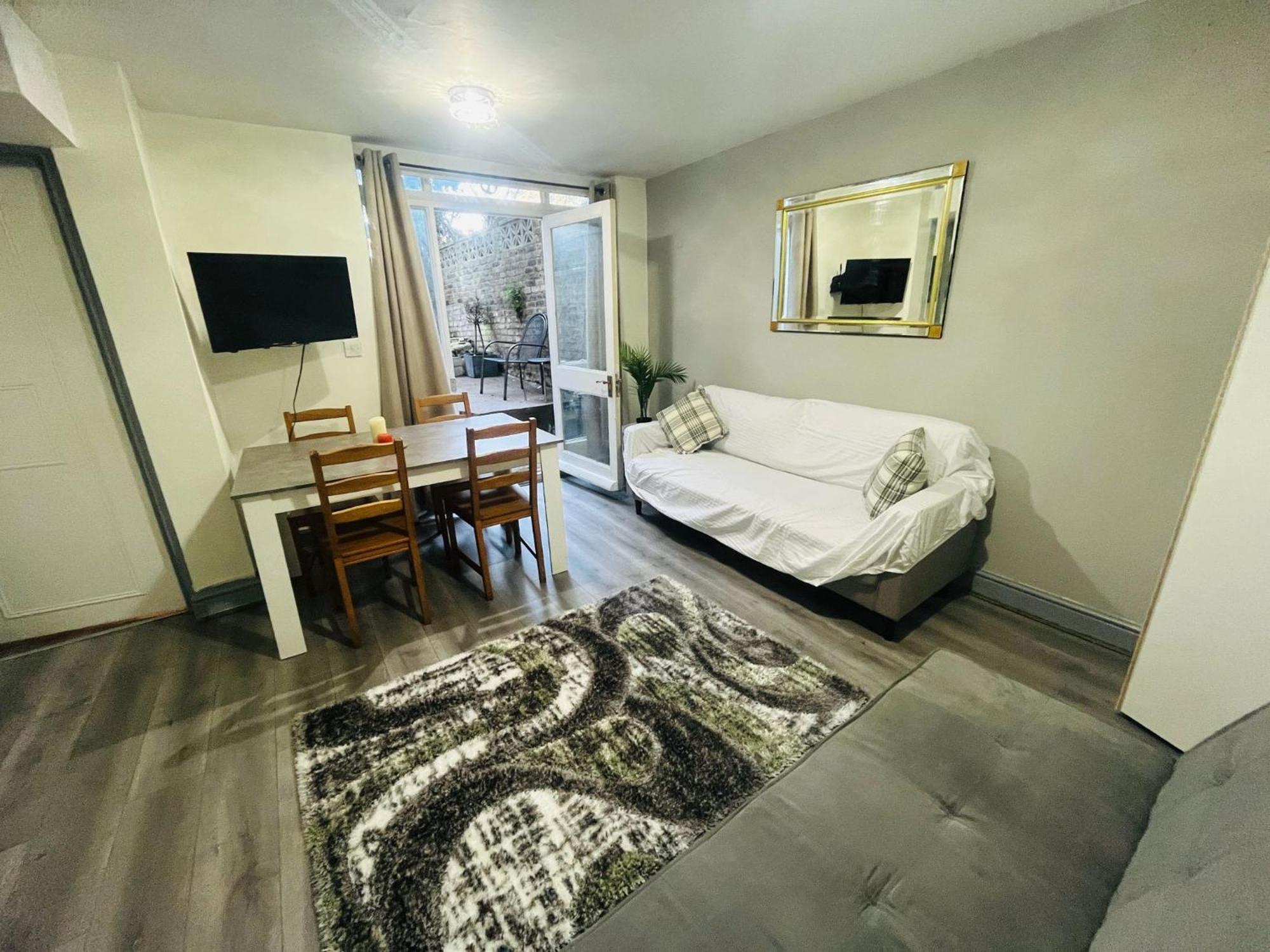 Appartement Charming 1-bedroom Flat For Rent In *